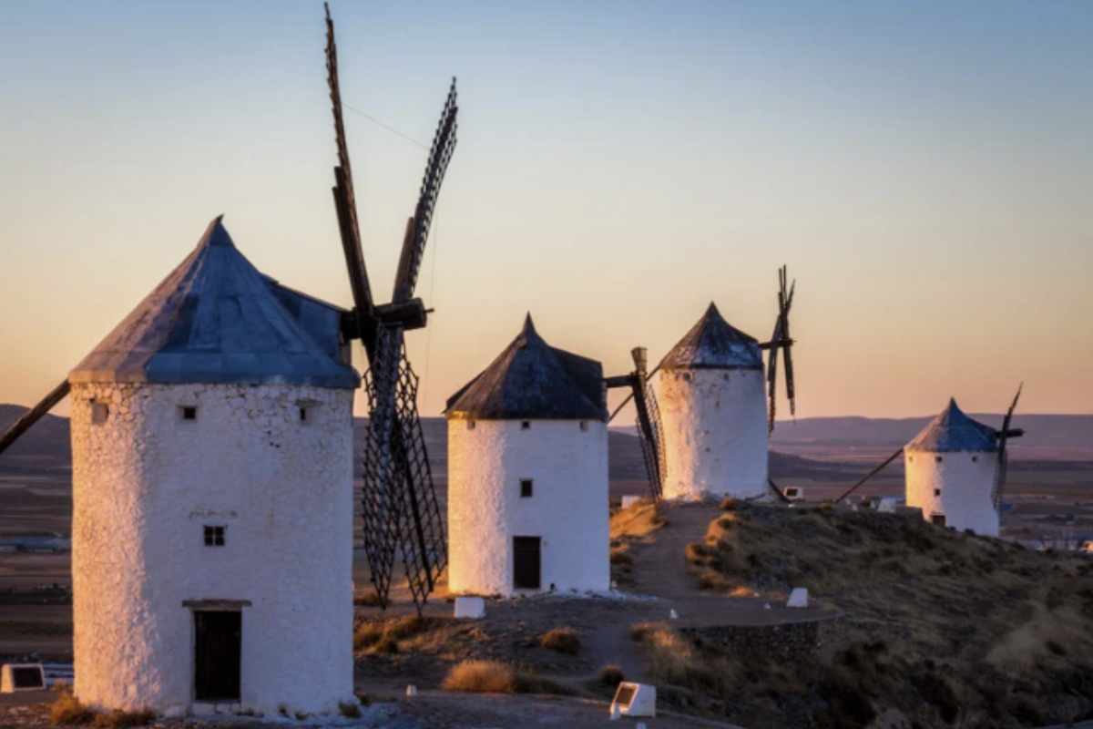 Visitare Consuegra in autunno significa non solo godere di uno spettacolo visivo unico, ma anche immergersi in un’esperienza multisensoriale.