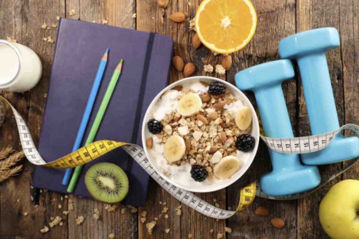 Non tutta la frutta è uguale e la scelta dovrebbe basarsi su esigenze personali e distribuzione dei macronutrienti durante la giornata