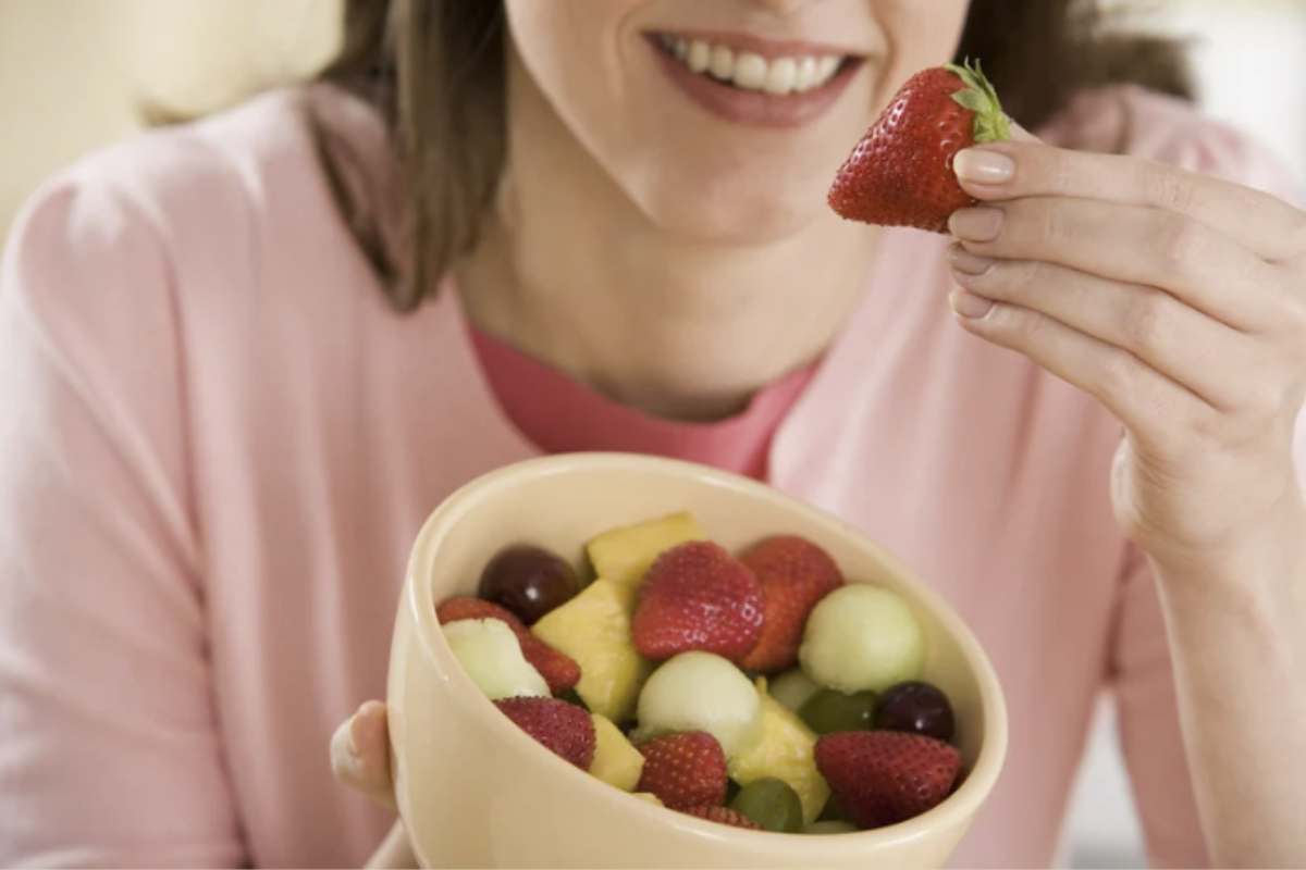 Secondo la dottoressa Lombardo, scegliere di cenare solo con la frutta può portare a una riduzione dell’apporto calorico,