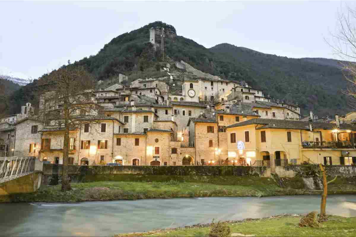 Il patrimonio artistico di Ferentillo va oltre la cripta. Nel borgo di Matterella si trova la Collegiata di Santa Maria, edificio del XIII