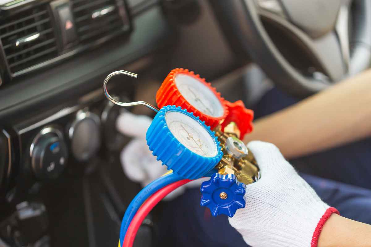 Ma veramente, anche tu, usi l’aria condizionata per disappannare i finestrini? Con il trucco del meccanico, tutti i dettagli