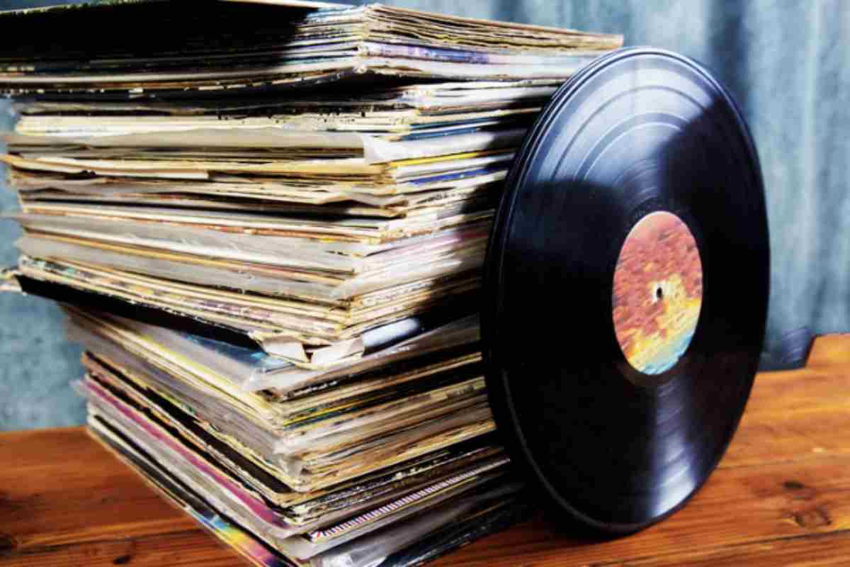 Il valore di un vinile da collezione non dipende solamente dall’artista o dal contenuto musicale, ma anche da alcuni fattori tecnici e di conservazione.