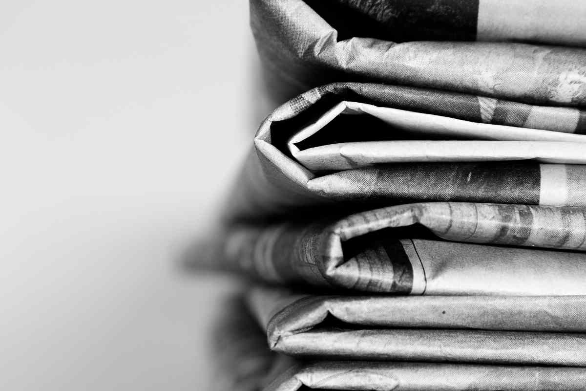 Usa così i fogli di giornale e i termosifoni li terrai accesi solo un'ora: il trucco salva-bolletta