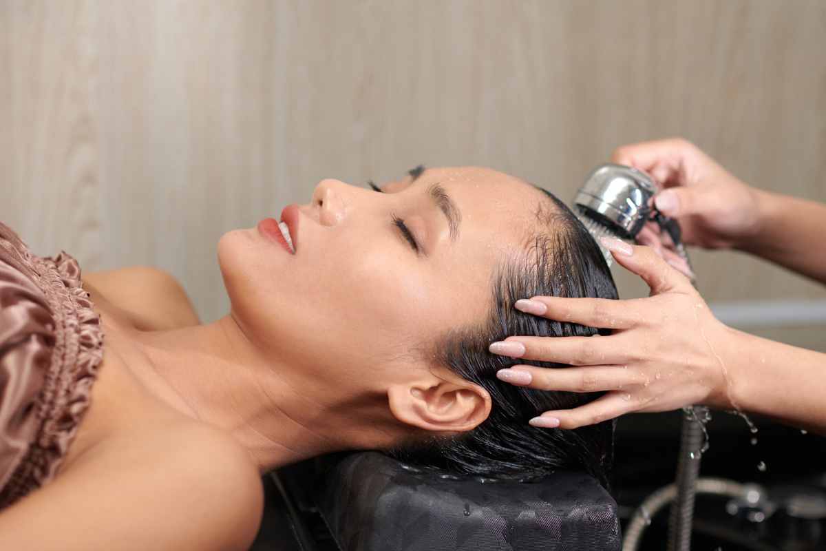 I dermatologi concordano: ecco quante volte dovresti lavarti i capelli ogni settimana