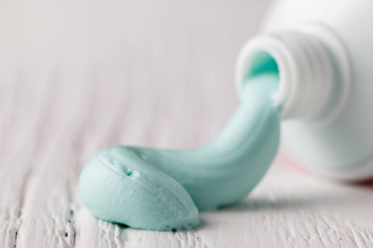 Raccolta differenziata, gli errori comuni: il tubetto del dentifricio e non solo
