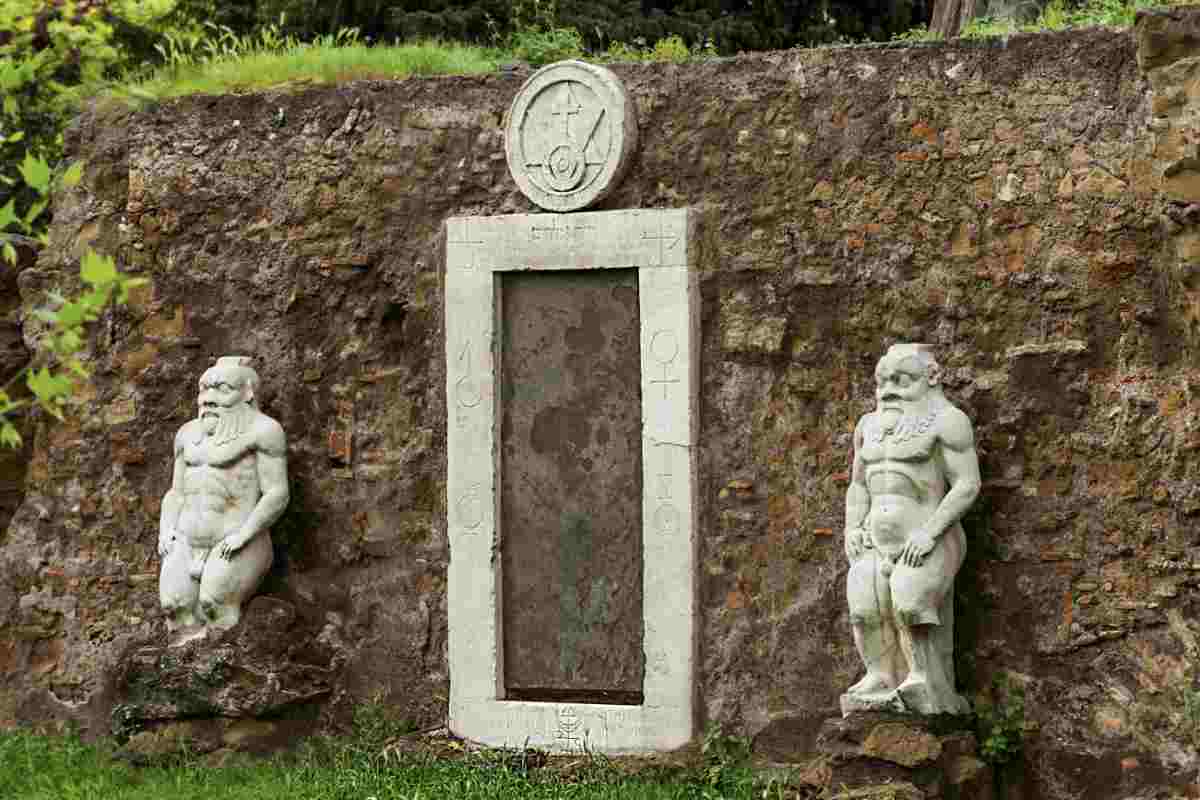 La porta è ricoperta di simboli alchemici che riflettono la filosofia esoterica del Seicento. Il fregio principale,