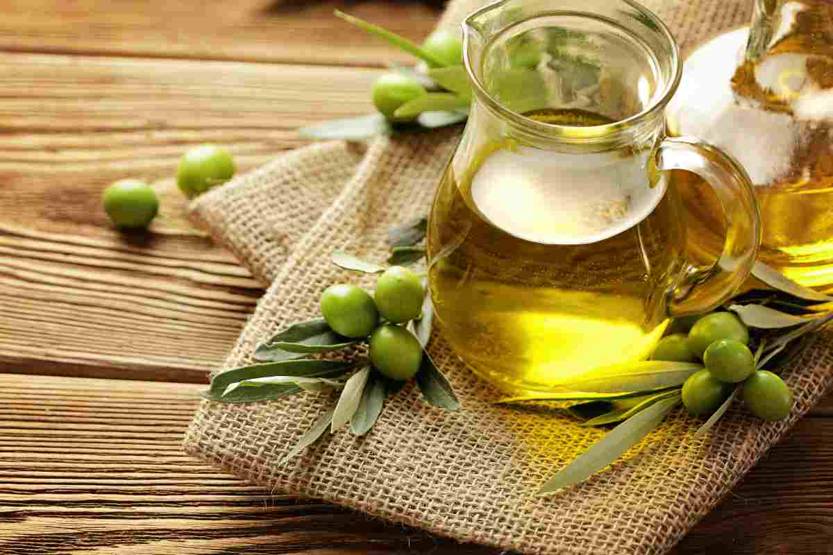 Pulire casa con l’olio d’oliva: il trucco geniale che rivoluziona le faccende domestiche